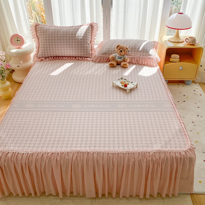 91家纺网 家纺一手货源 找家纺 悦织湾家纺 2026新款床裙款3D华夫格豆豆凉席三件套千鸟阁凉豆豆冰爽夏凉席子三件套 千鸟格-粉玉