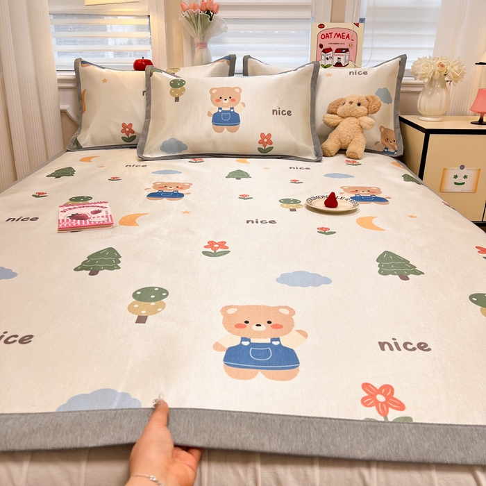 91家纺网 家纺一手货源 找家纺 懒猫家纺 2026新款600D数码印花冰丝凉席系列 森林小熊