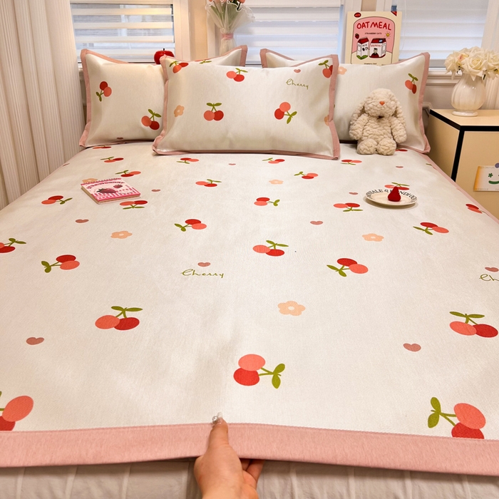 91家纺网 家纺一手货源 找家纺 懒猫家纺 2026新款600D数码印花冰丝凉席系列 小樱桃