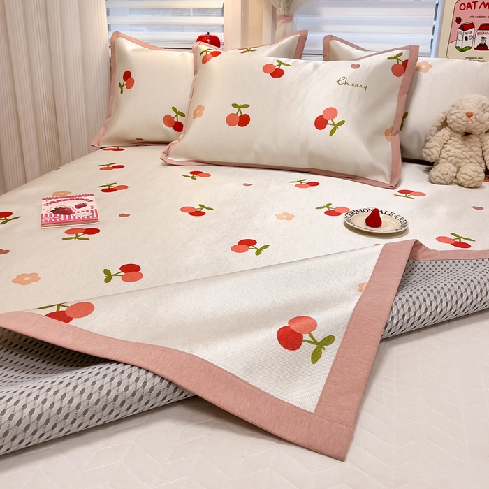 91家纺网 家纺一手货源 找家纺 懒猫家纺 2026新款600D数码印花冰丝凉席系列 小樱桃