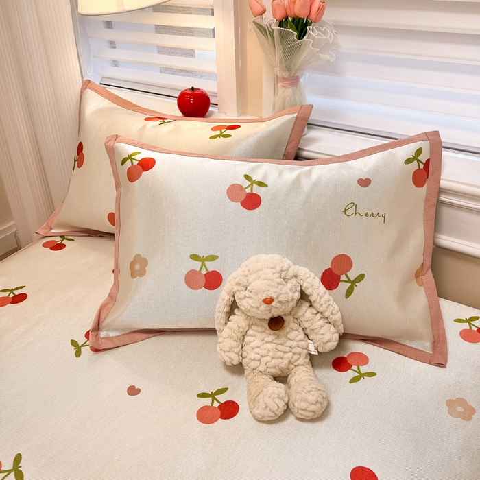 91家纺网 家纺一手货源 找家纺 懒猫家纺 2026新款600D数码印花冰丝凉席系列 小樱桃