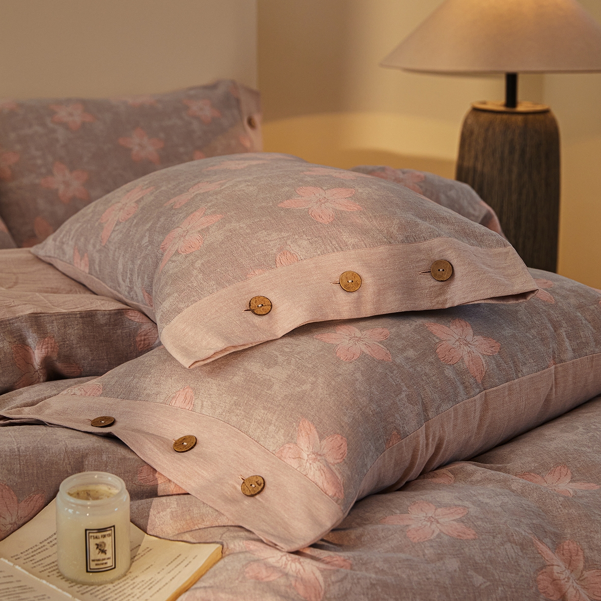 91家纺网 家纺一手货源 找家纺 仰望棉麻双层纱供应链 2026新款艺语一花三色全棉色织提花双层纱纽扣款四件套 艺语-藕紫