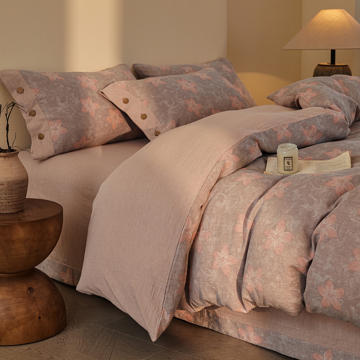 91家纺网 家纺一手货源 找家纺 仰望棉麻双层纱供应链 2026新款艺语一花三色全棉色织提花双层纱纽扣款四件套 艺语-藕紫