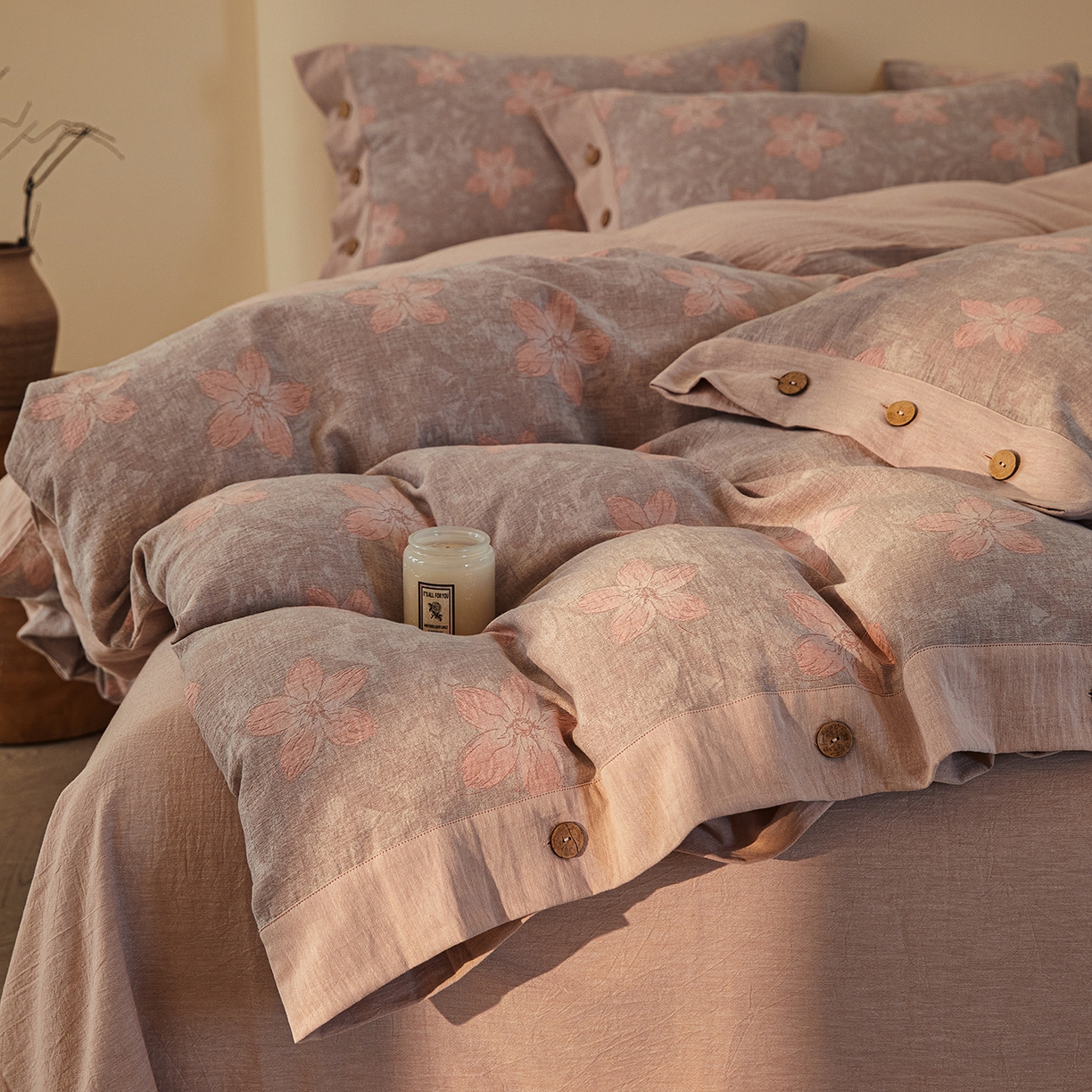 91家纺网 家纺一手货源 找家纺 仰望棉麻双层纱供应链 2026新款艺语一花三色全棉色织提花双层纱纽扣款四件套 艺语-藕紫