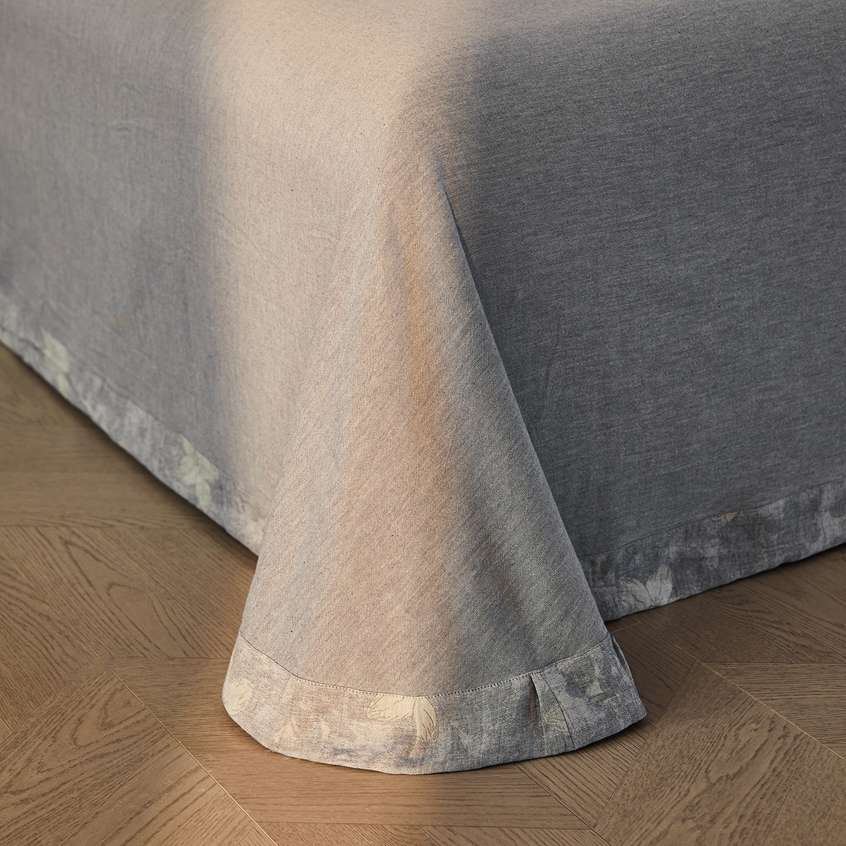 91家纺网 家纺一手货源 找家纺 仰望棉麻双层纱供应链 2026新款艺语一花三色全棉色织提花双层纱纽扣款四件套 艺语-浅灰