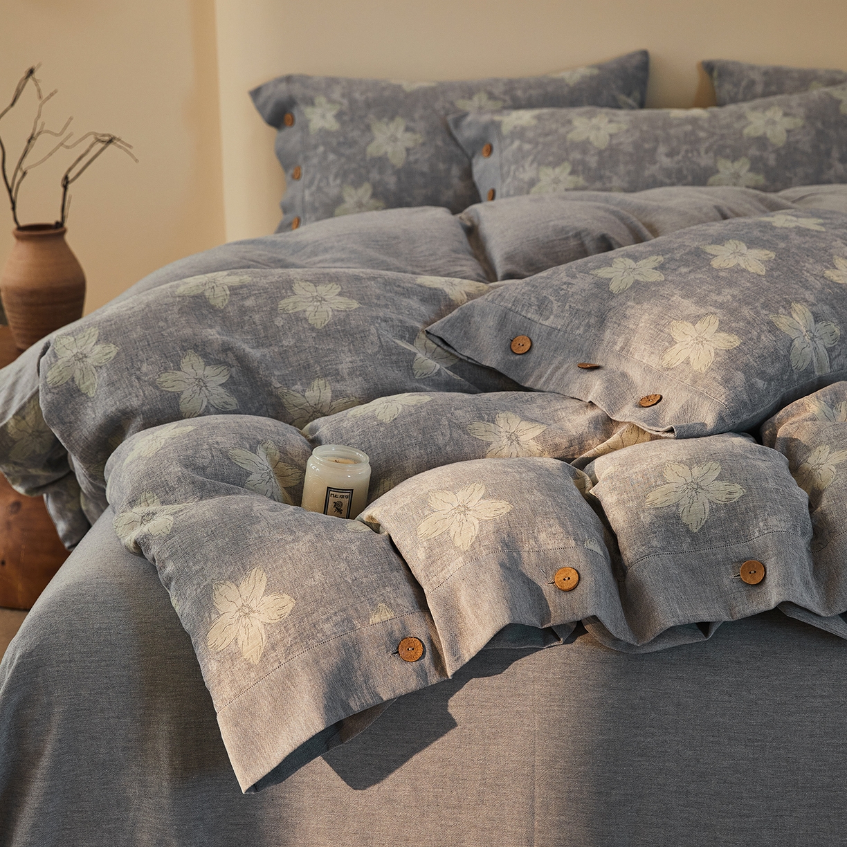 91家纺网 家纺一手货源 找家纺 仰望棉麻双层纱供应链 2026新款艺语一花三色全棉色织提花双层纱纽扣款四件套 艺语-浅灰