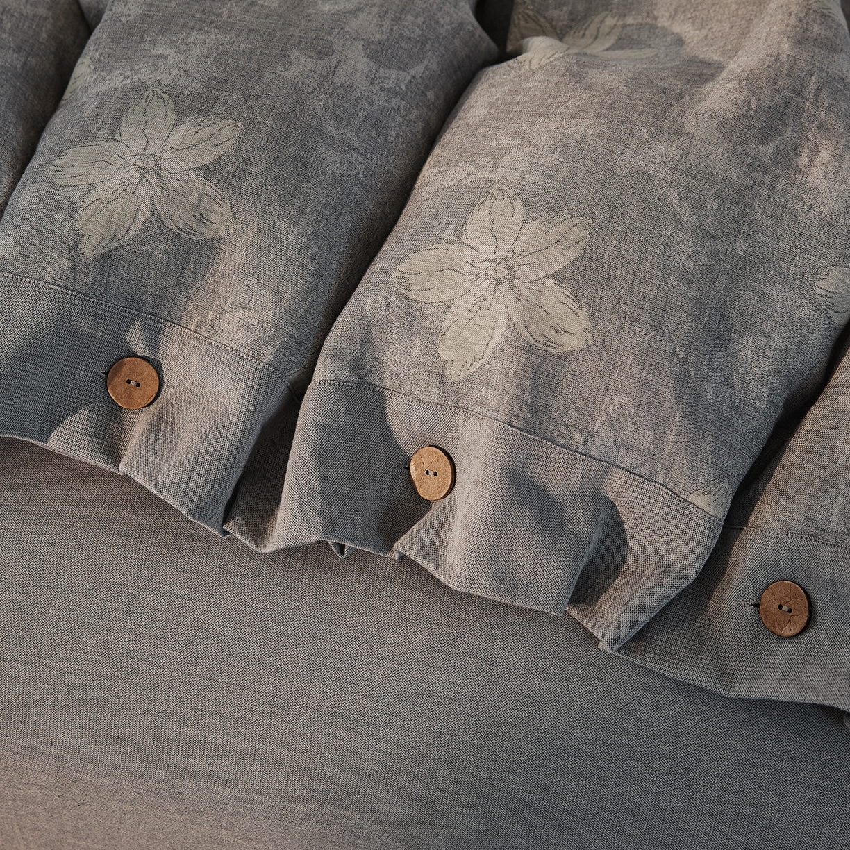 91家纺网 家纺一手货源 找家纺 仰望棉麻双层纱供应链 2026新款艺语一花三色全棉色织提花双层纱纽扣款四件套 艺语-浅灰