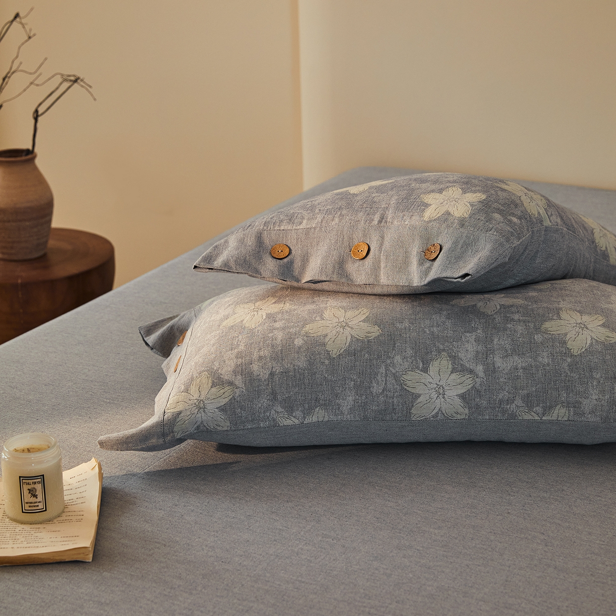 91家纺网 家纺一手货源 找家纺 仰望棉麻双层纱供应链 2026新款艺语一花三色全棉色织提花双层纱纽扣款四件套 艺语-浅灰