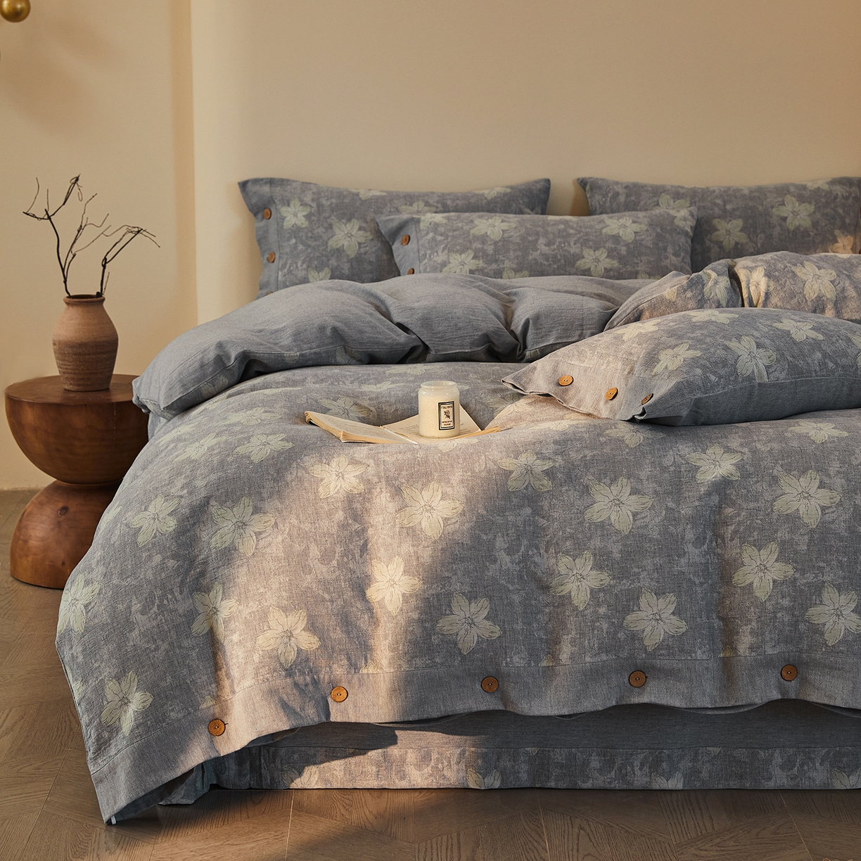 91家纺网 家纺一手货源 找家纺 仰望棉麻双层纱供应链 2026新款艺语一花三色全棉色织提花双层纱纽扣款四件套 艺语-浅灰