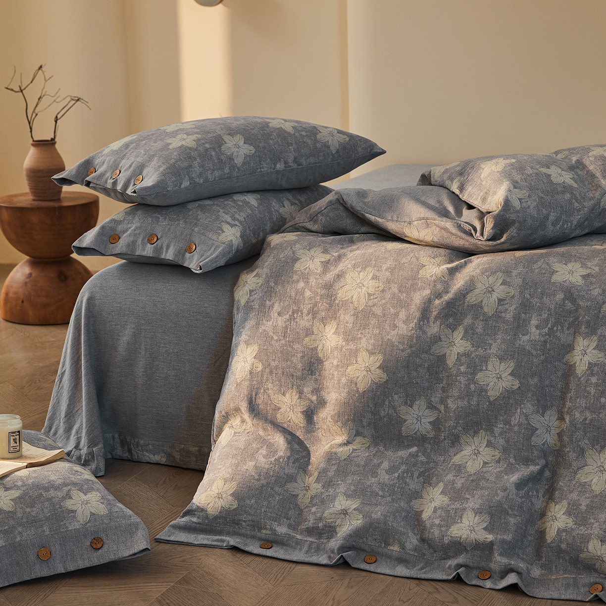 91家纺网 家纺一手货源 找家纺 仰望棉麻双层纱供应链 2026新款艺语一花三色全棉色织提花双层纱纽扣款四件套 艺语-浅灰