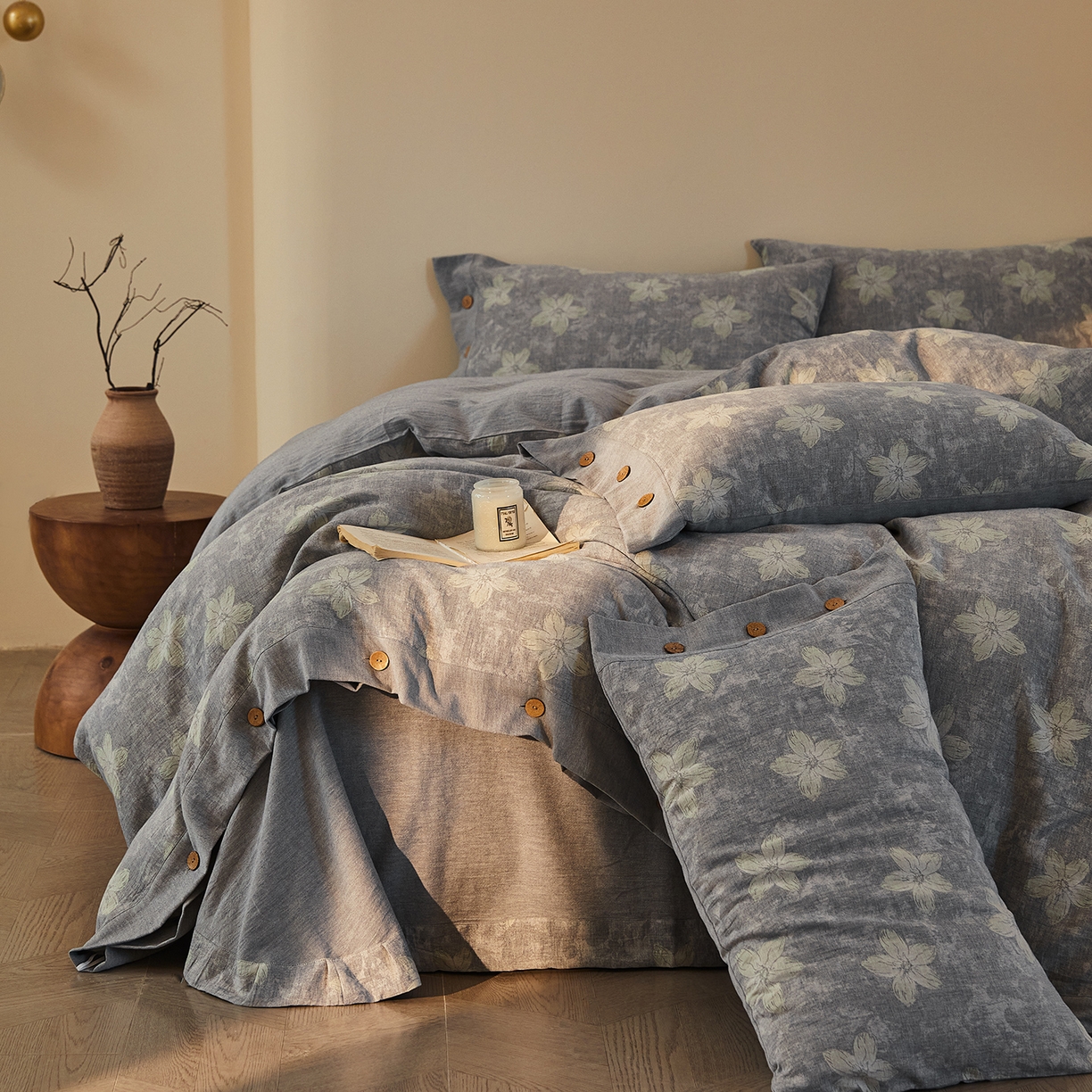 91家纺网 家纺一手货源 找家纺 仰望棉麻双层纱供应链 2026新款艺语一花三色全棉色织提花双层纱纽扣款四件套 艺语-浅灰