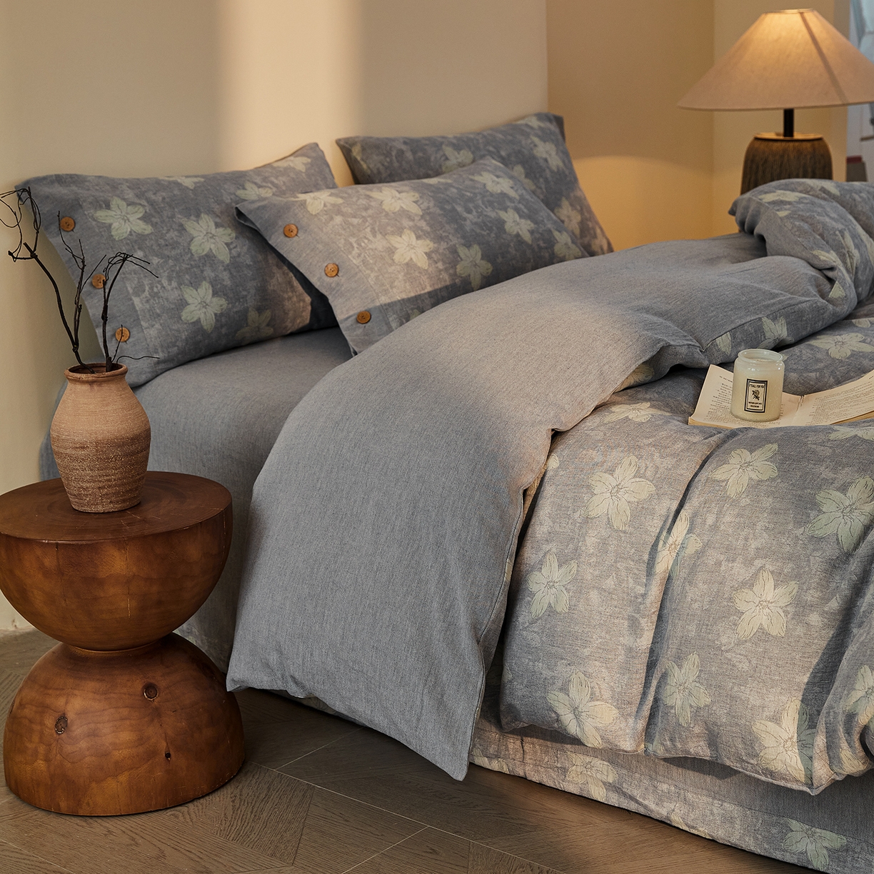 91家纺网 家纺一手货源 找家纺 仰望棉麻双层纱供应链 2026新款艺语一花三色全棉色织提花双层纱纽扣款四件套 艺语-浅灰