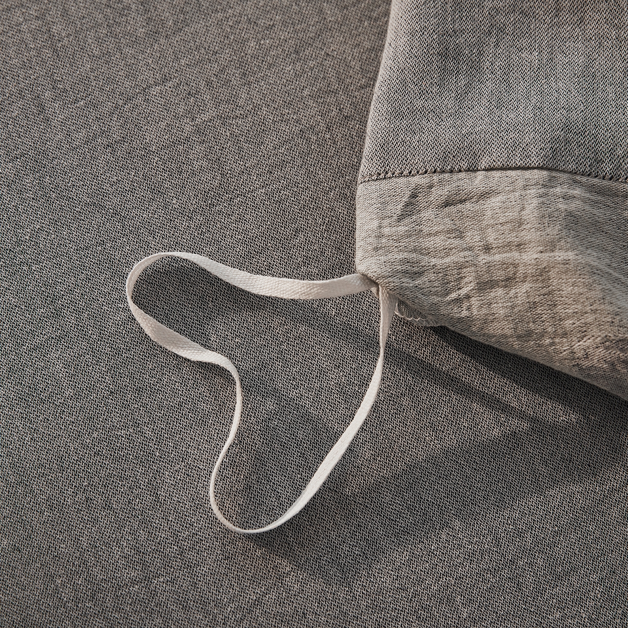 91家纺网 家纺一手货源 找家纺 仰望棉麻双层纱供应链 2026新款艺语一花三色全棉色织提花双层纱纽扣款四件套 艺语-浅灰