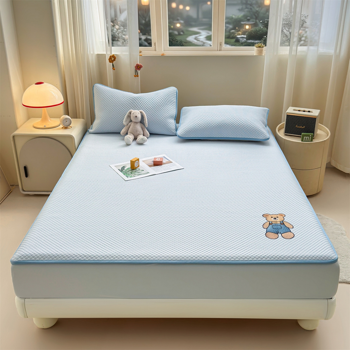 91家纺网 家纺一手货源 找家纺 雯豆家纺 2026新款夏季绣花三明治凉豆豆压花床笠三件套加厚床罩床垫保护套 背带熊床笠款-冰蓝