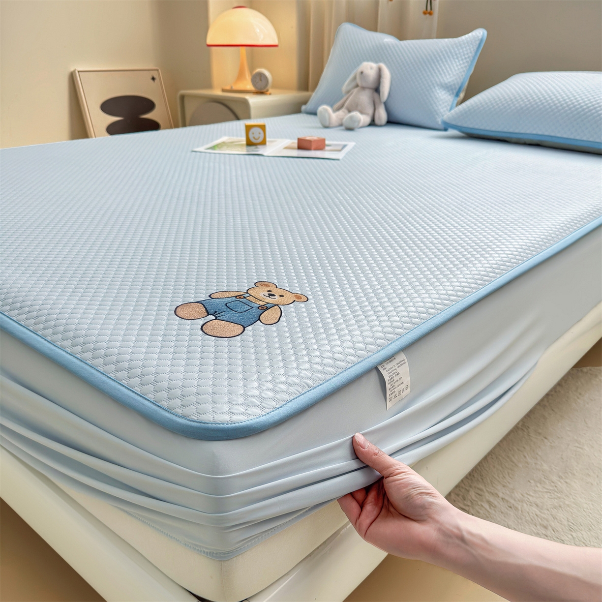 91家纺网 家纺一手货源 找家纺 雯豆家纺 2026新款夏季绣花三明治凉豆豆压花床笠三件套加厚床罩床垫保护套 背带熊床笠款-冰蓝