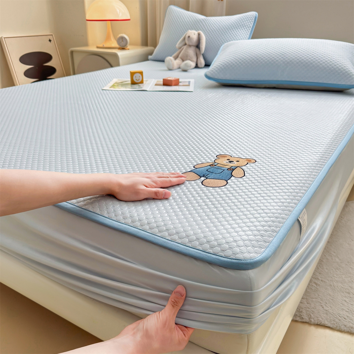 91家纺网 家纺一手货源 找家纺 雯豆家纺 2026新款夏季绣花三明治凉豆豆压花床笠三件套加厚床罩床垫保护套 背带熊床笠款-冰蓝