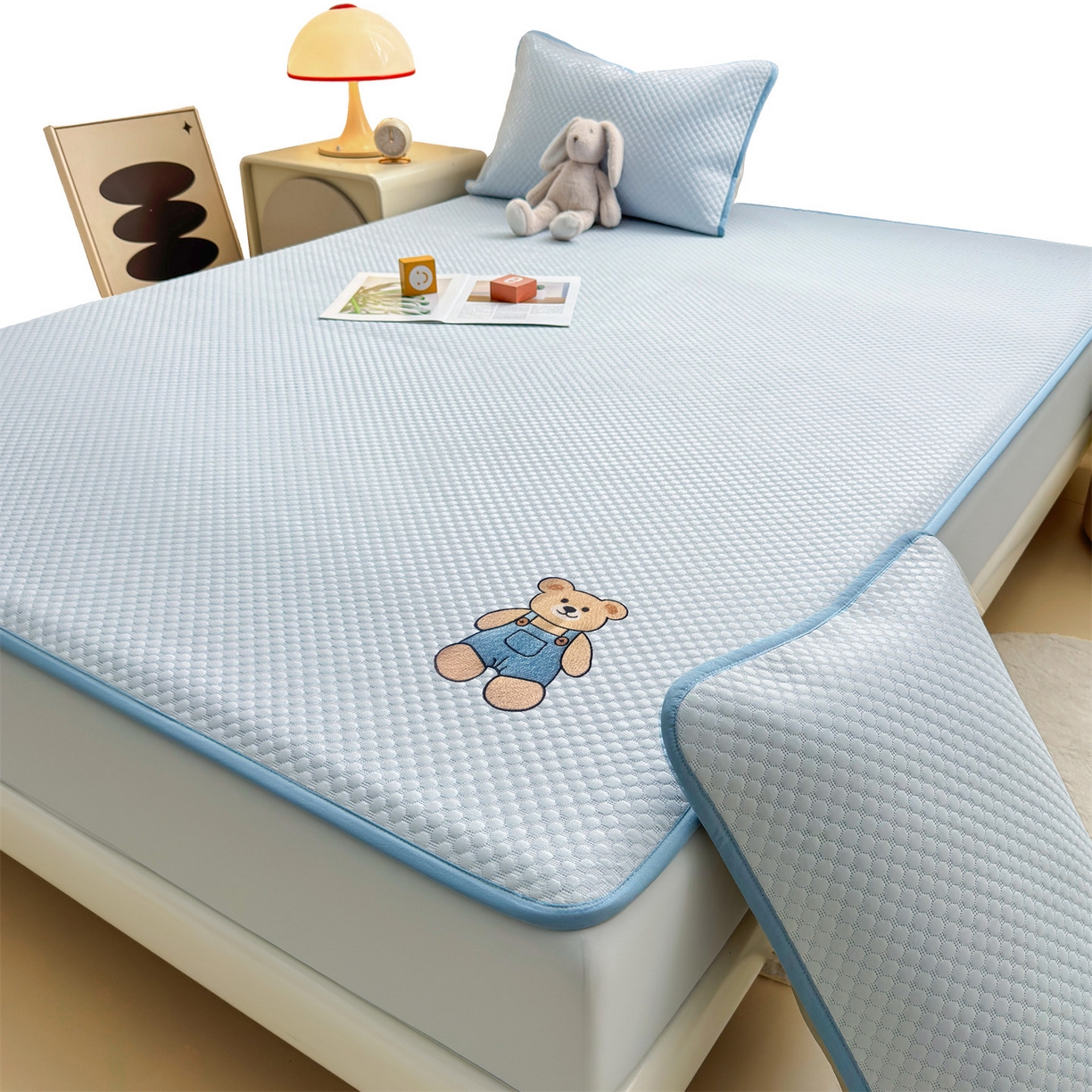 91家纺网 家纺一手货源 找家纺 雯豆家纺 2026新款夏季绣花三明治凉豆豆压花床笠三件套加厚床罩床垫保护套 背带熊床笠款-冰蓝