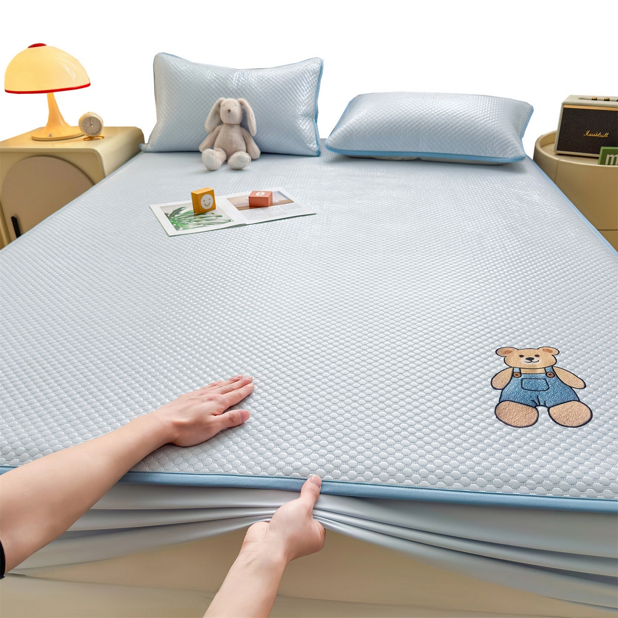 91家纺网 家纺一手货源 找家纺 雯豆家纺 2026新款夏季绣花三明治凉豆豆压花床笠三件套加厚床罩床垫保护套 背带熊床笠款-冰蓝