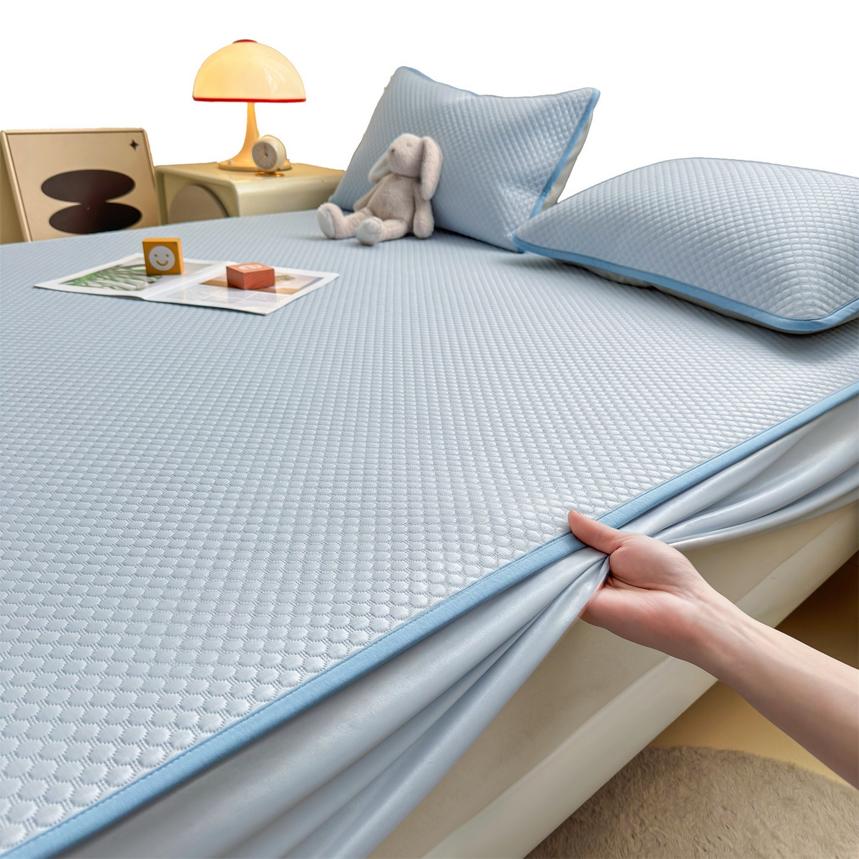 91家纺网 家纺一手货源 找家纺 雯豆家纺 2026新款夏季绣花三明治凉豆豆压花床笠三件套加厚床罩床垫保护套 背带熊床笠款-冰蓝