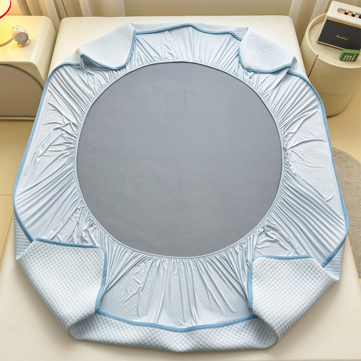 91家纺网 家纺一手货源 找家纺 雯豆家纺 2026新款夏季绣花三明治凉豆豆压花床笠三件套加厚床罩床垫保护套 背带熊床笠款-冰蓝