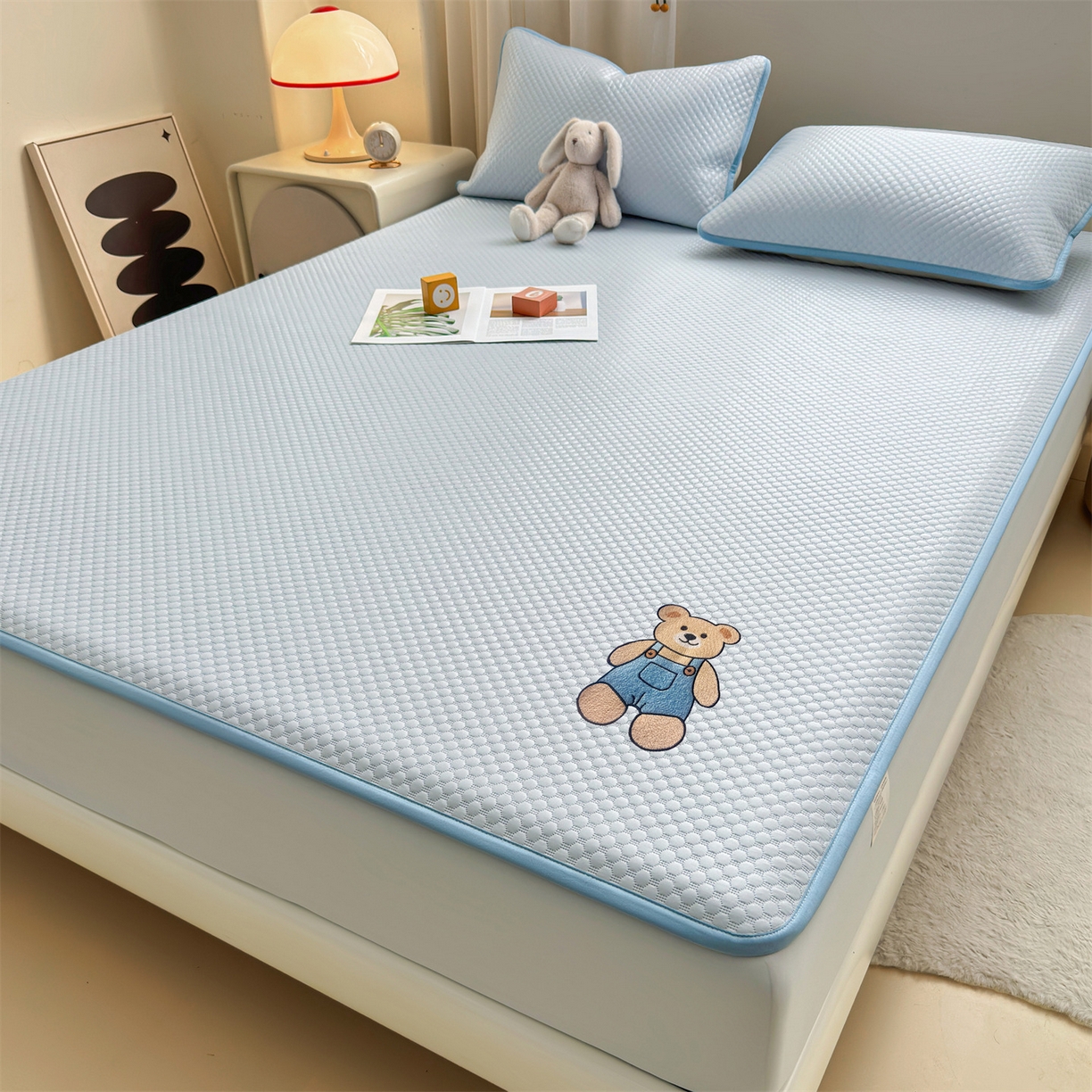 91家纺网 家纺一手货源 找家纺 雯豆家纺 2026新款夏季绣花三明治凉豆豆压花床笠三件套加厚床罩床垫保护套 背带熊床笠款-冰蓝