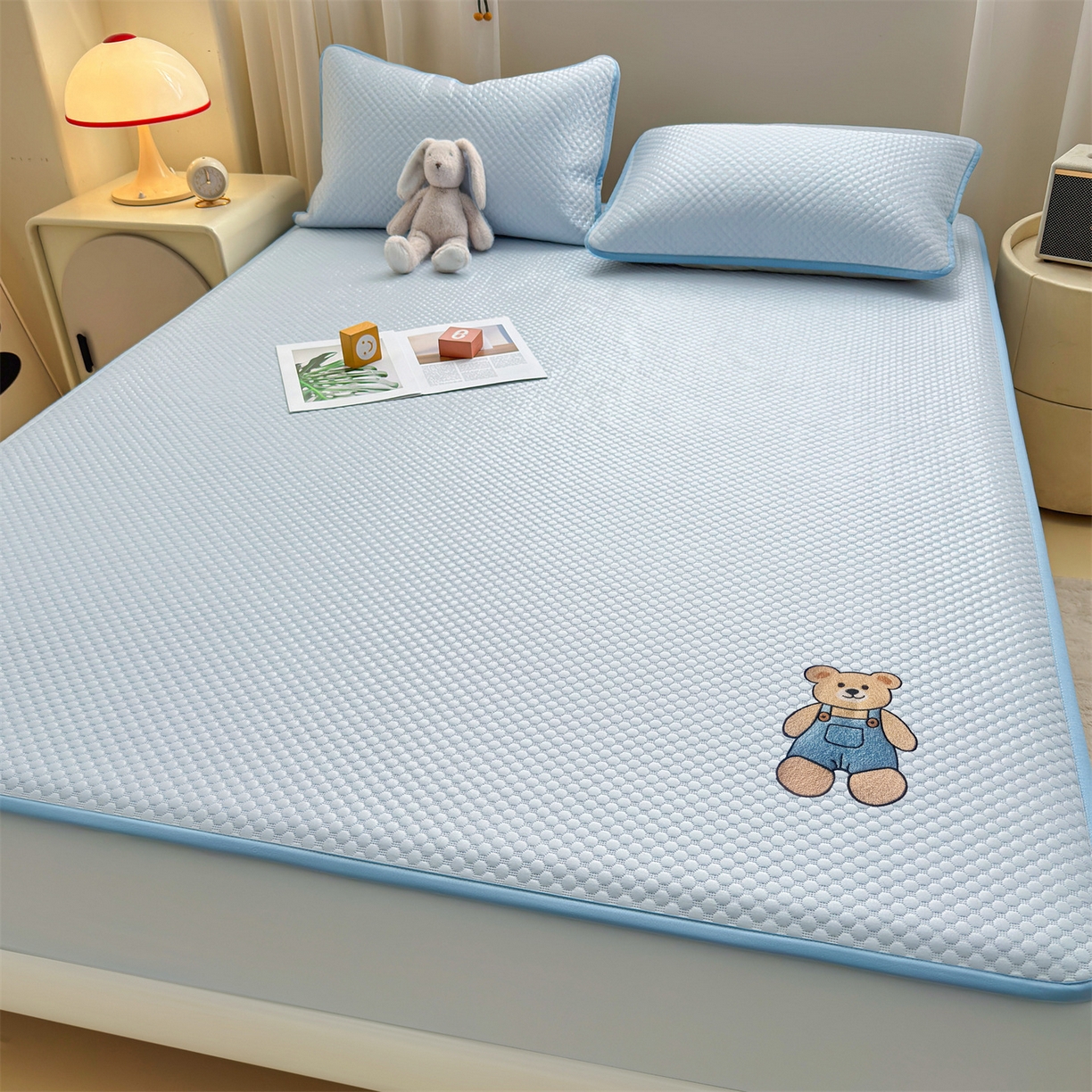 91家纺网 家纺一手货源 找家纺 雯豆家纺 2026新款夏季绣花三明治凉豆豆压花床笠三件套加厚床罩床垫保护套 背带熊床笠款-冰蓝