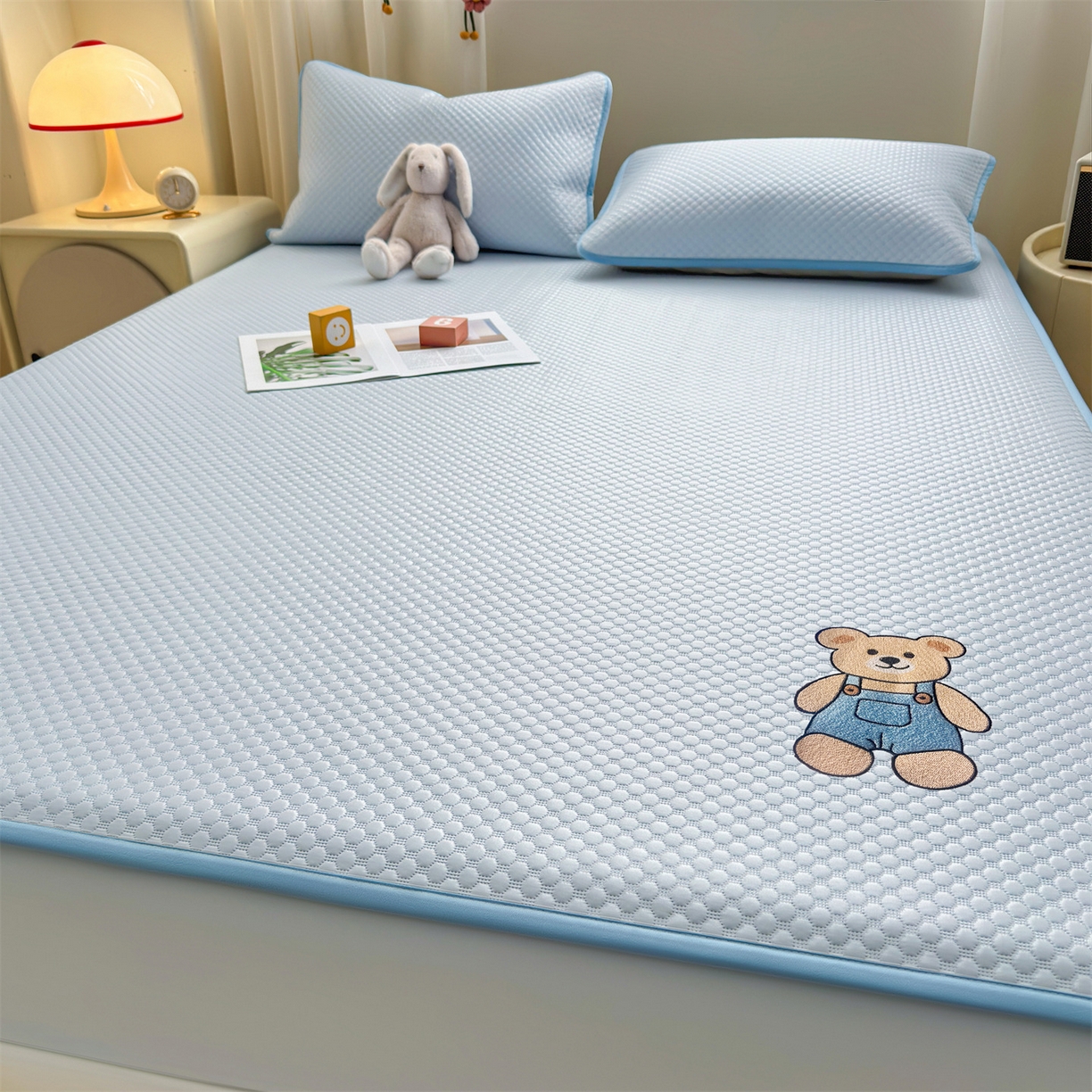 91家纺网 家纺一手货源 找家纺 雯豆家纺 2026新款夏季绣花三明治凉豆豆压花床笠三件套加厚床罩床垫保护套 背带熊床笠款-冰蓝