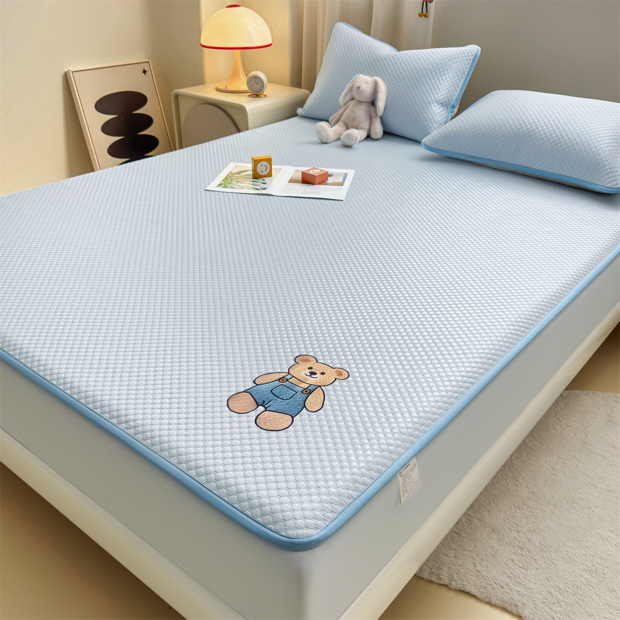 91家纺网 家纺一手货源 找家纺 雯豆家纺 2026新款夏季绣花三明治凉豆豆压花床笠三件套加厚床罩床垫保护套 背带熊床笠款-冰蓝