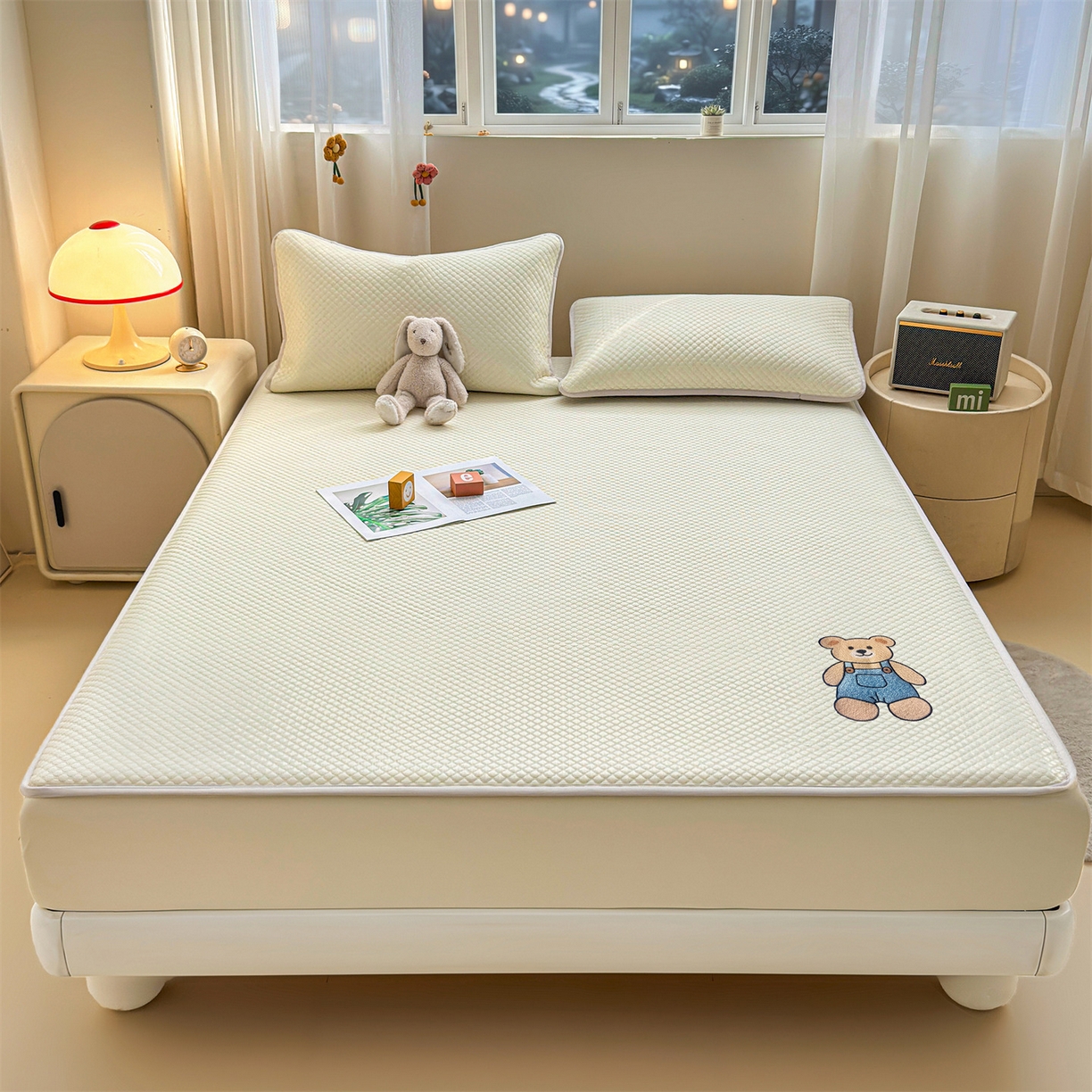 91家纺网 家纺一手货源 找家纺 雯豆家纺 2026新款夏季绣花三明治凉豆豆压花床笠三件套加厚床罩床垫保护套 背带熊床笠款-米黄