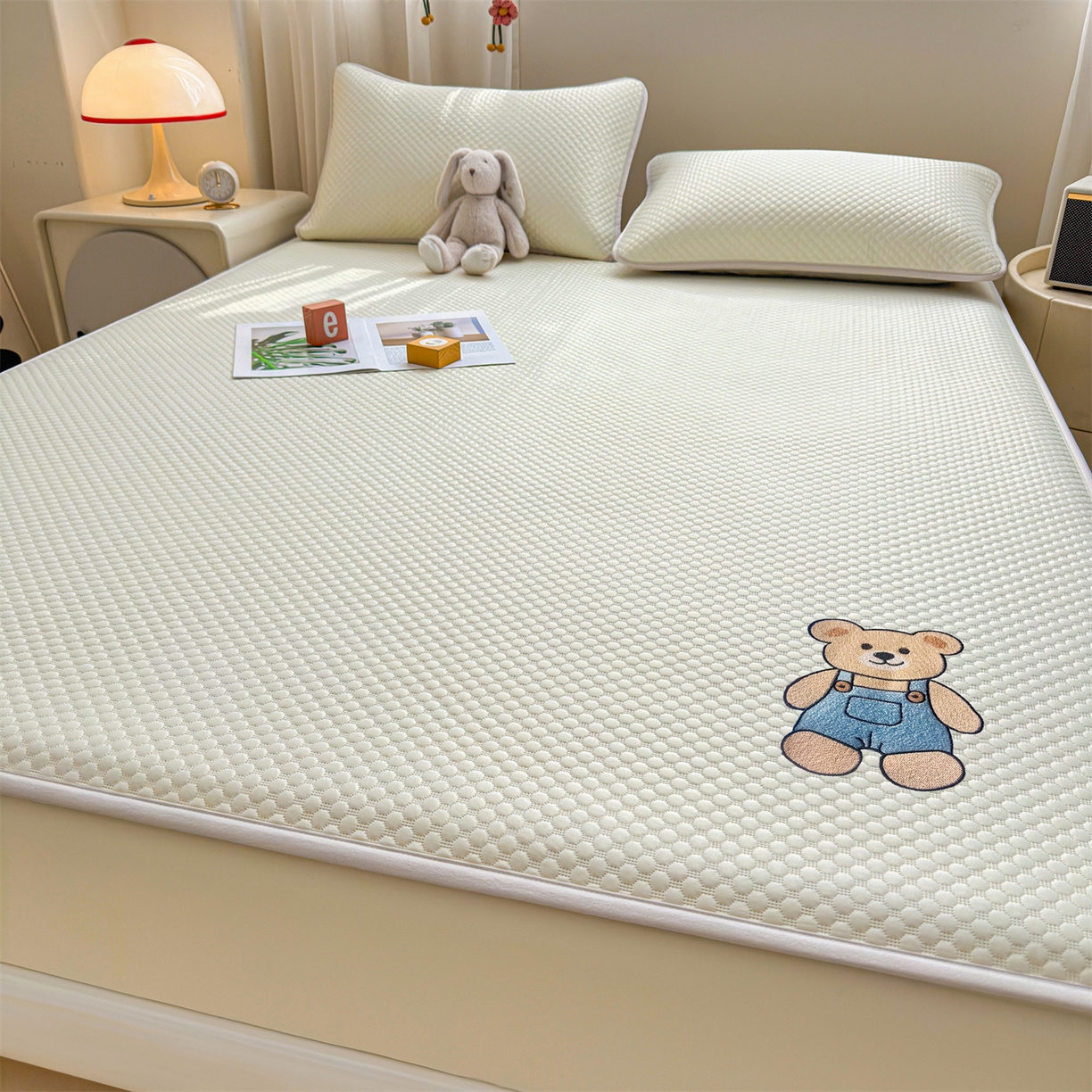 91家纺网 家纺一手货源 找家纺 雯豆家纺 2026新款夏季绣花三明治凉豆豆压花床笠三件套加厚床罩床垫保护套 背带熊床笠款-米黄