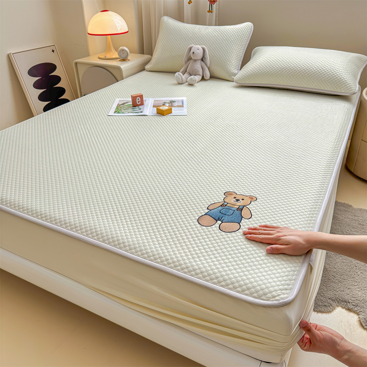 91家纺网 家纺一手货源 找家纺 雯豆家纺 2026新款夏季绣花三明治凉豆豆压花床笠三件套加厚床罩床垫保护套 背带熊床笠款-米黄