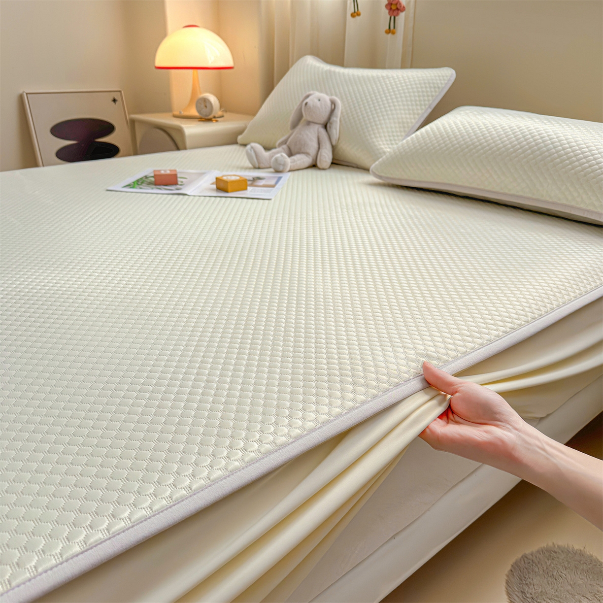 91家纺网 家纺一手货源 找家纺 雯豆家纺 2026新款夏季绣花三明治凉豆豆压花床笠三件套加厚床罩床垫保护套 背带熊床笠款-米黄