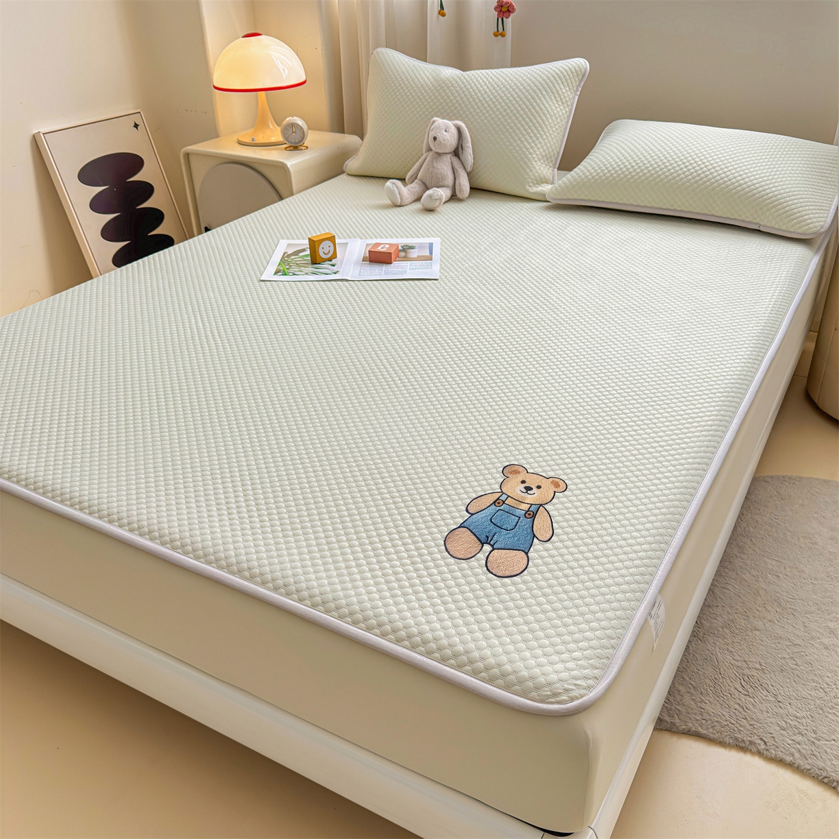 91家纺网 家纺一手货源 找家纺 雯豆家纺 2026新款夏季绣花三明治凉豆豆压花床笠三件套加厚床罩床垫保护套 背带熊床笠款-米黄