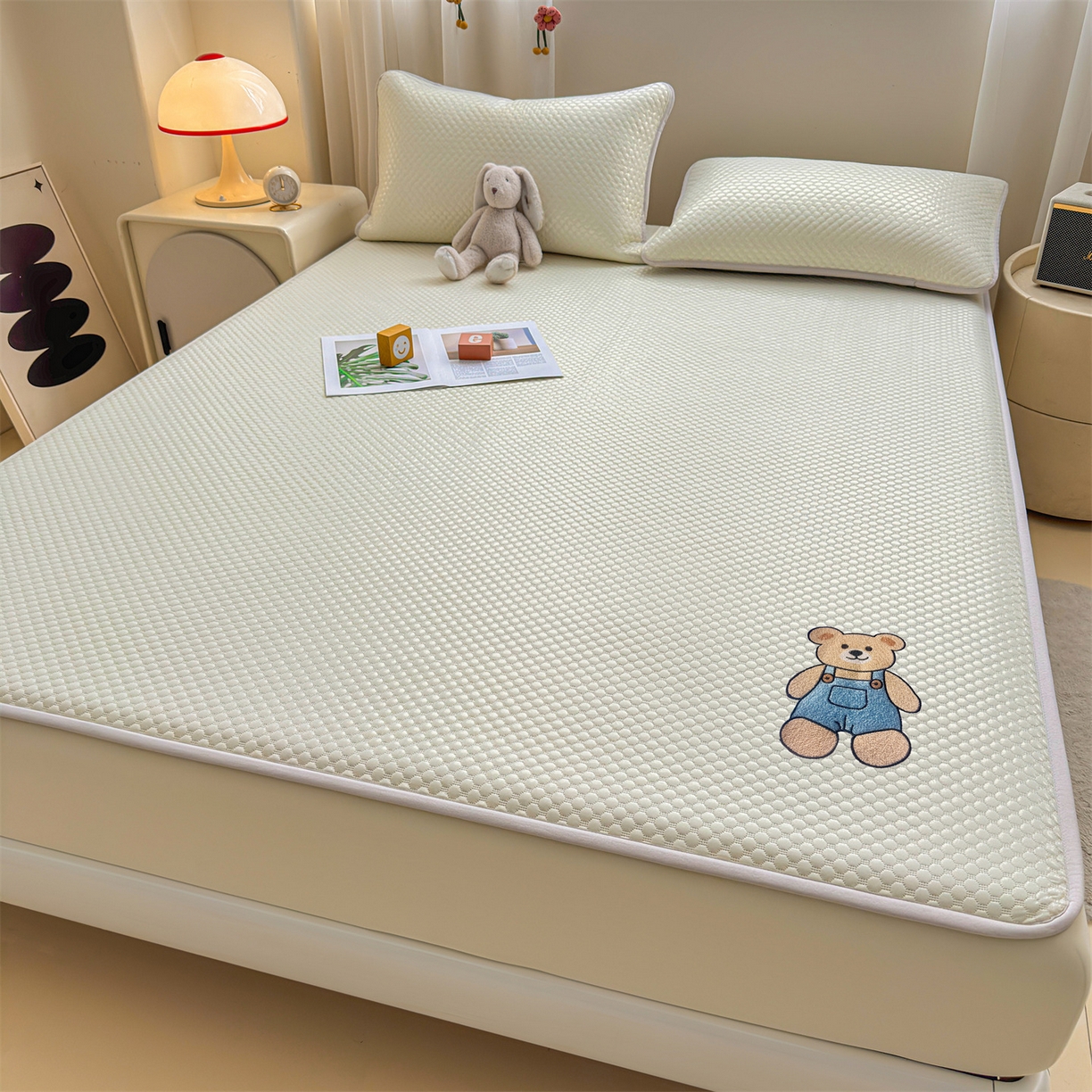 91家纺网 家纺一手货源 找家纺 雯豆家纺 2026新款夏季绣花三明治凉豆豆压花床笠三件套加厚床罩床垫保护套 背带熊床笠款-米黄