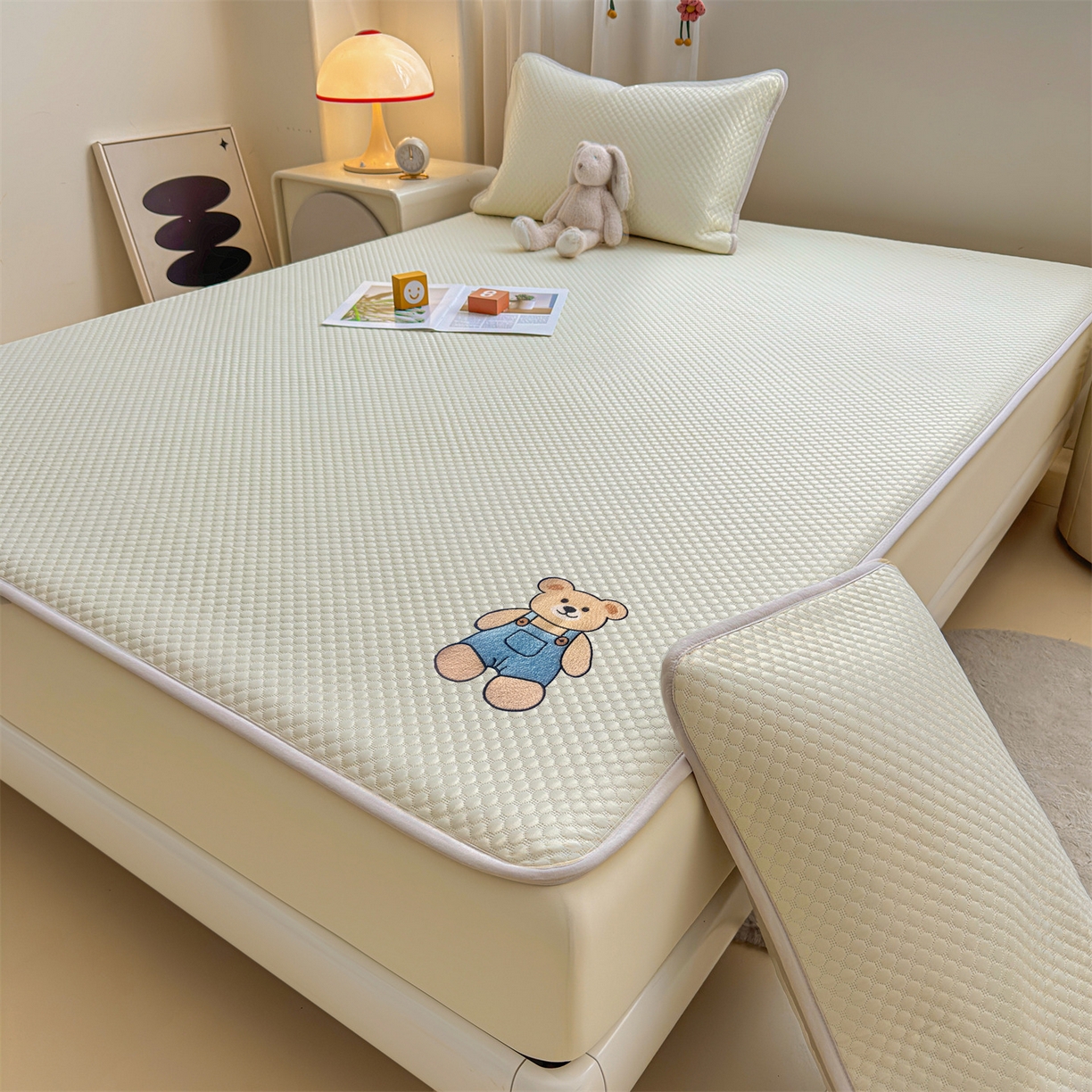 91家纺网 家纺一手货源 找家纺 雯豆家纺 2026新款夏季绣花三明治凉豆豆压花床笠三件套加厚床罩床垫保护套 背带熊床笠款-米黄