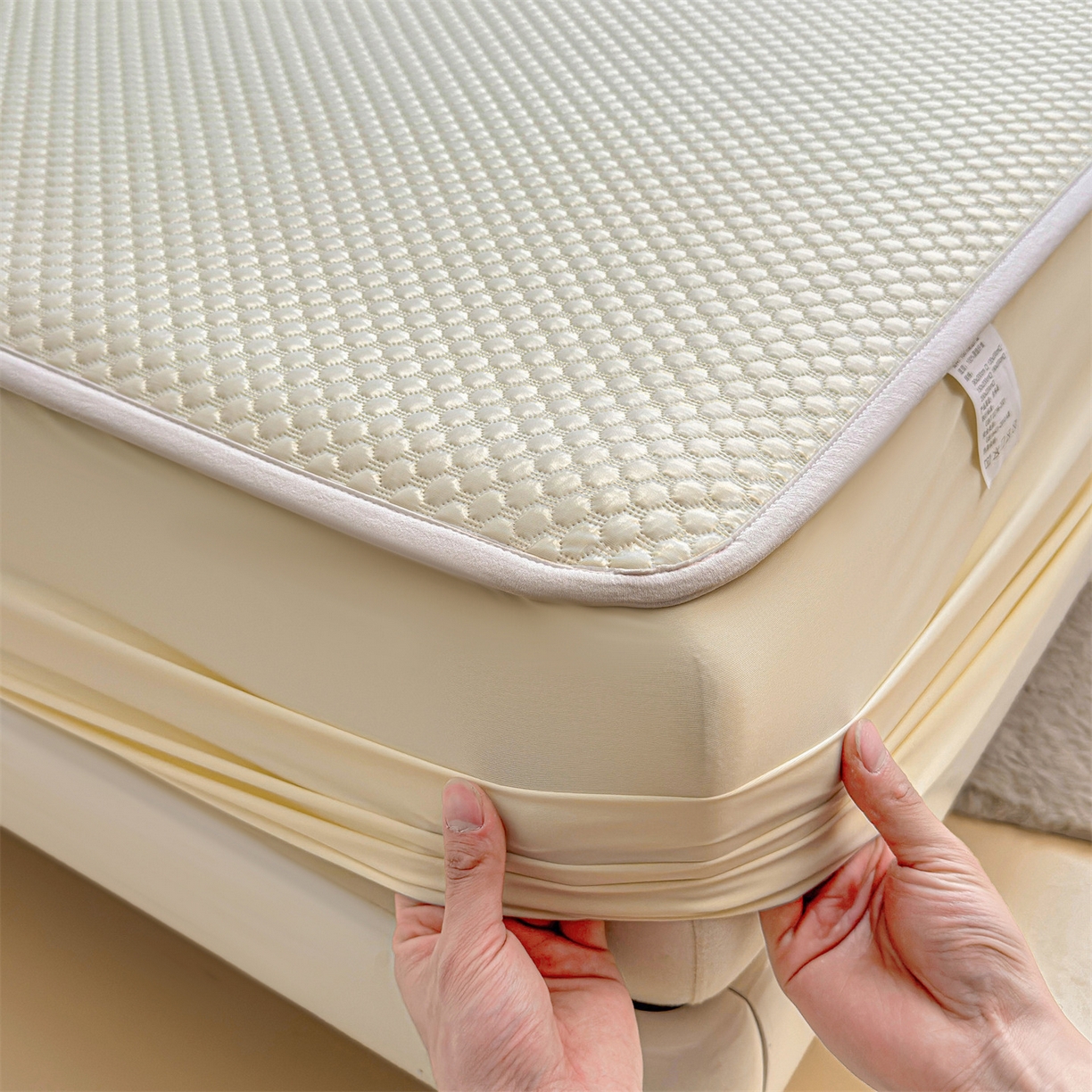 91家纺网 家纺一手货源 找家纺 雯豆家纺 2026新款夏季绣花三明治凉豆豆压花床笠三件套加厚床罩床垫保护套 背带熊床笠款-米黄