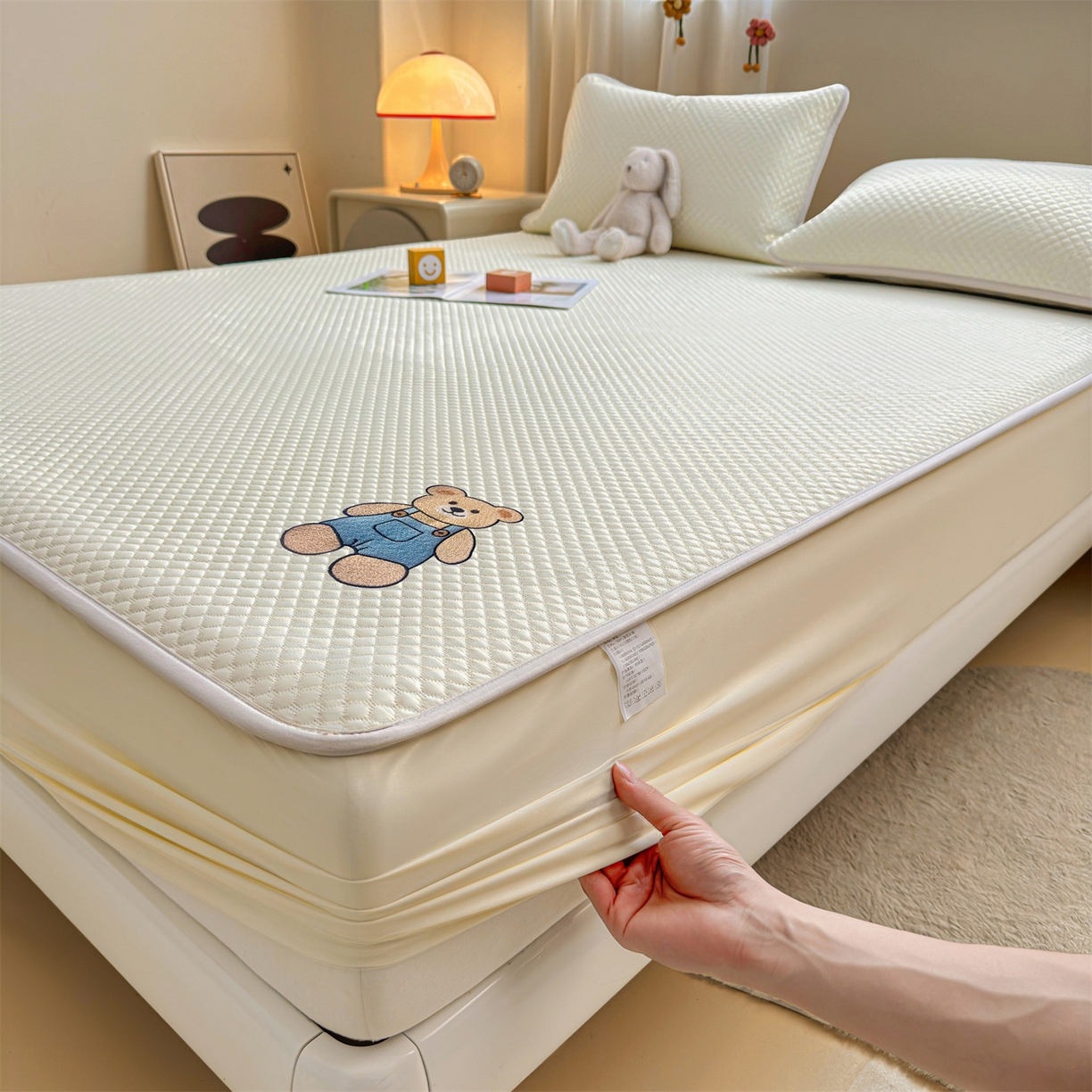 91家纺网 家纺一手货源 找家纺 雯豆家纺 2026新款夏季绣花三明治凉豆豆压花床笠三件套加厚床罩床垫保护套 背带熊床笠款-米黄