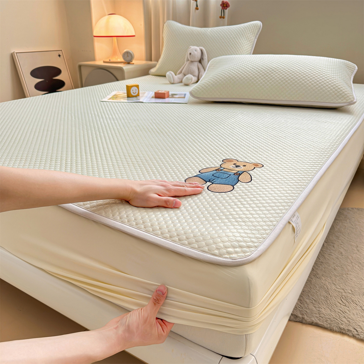 91家纺网 家纺一手货源 找家纺 雯豆家纺 2026新款夏季绣花三明治凉豆豆压花床笠三件套加厚床罩床垫保护套 背带熊床笠款-米黄