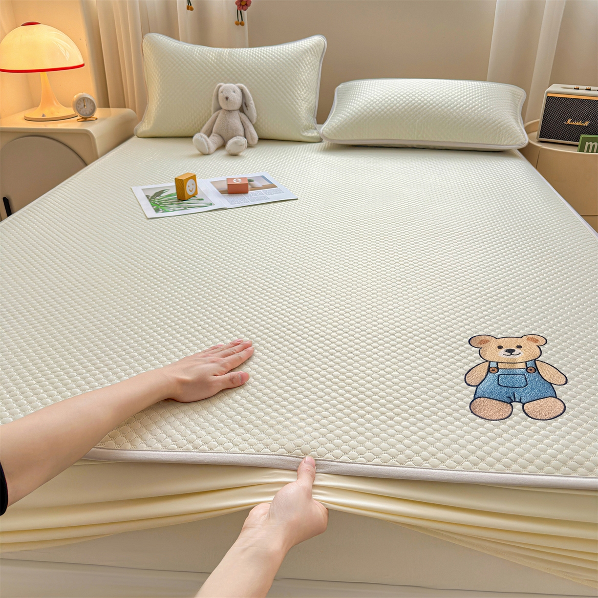 91家纺网 家纺一手货源 找家纺 雯豆家纺 2026新款夏季绣花三明治凉豆豆压花床笠三件套加厚床罩床垫保护套 背带熊床笠款-米黄