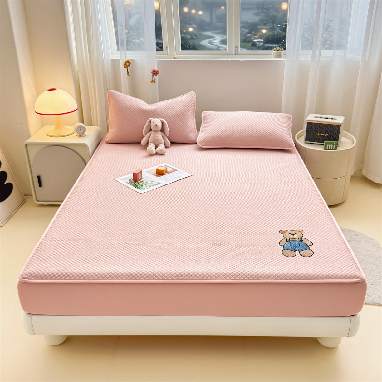 91家纺网 家纺一手货源 找家纺 雯豆家纺 2026新款夏季绣花三明治凉豆豆压花床笠三件套加厚床罩床垫保护套 背带熊床笠款-蜜桃粉