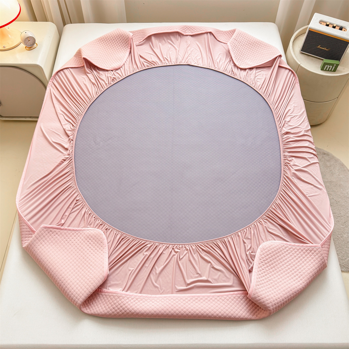 91家纺网 家纺一手货源 找家纺 雯豆家纺 2026新款夏季绣花三明治凉豆豆压花床笠三件套加厚床罩床垫保护套 背带熊床笠款-蜜桃粉