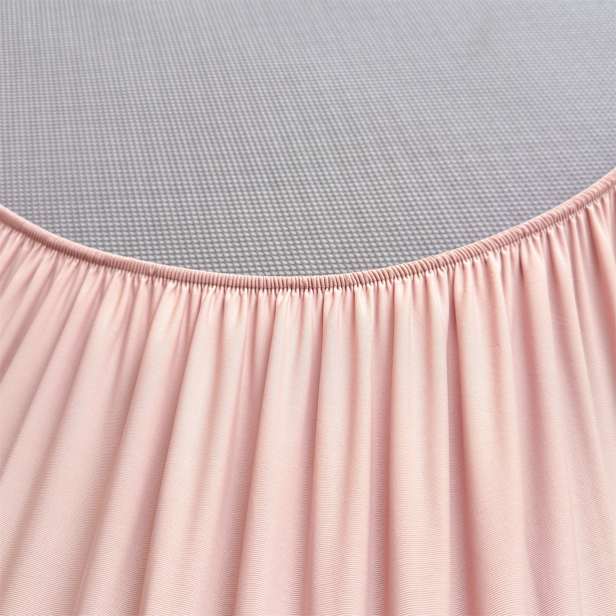 91家纺网 家纺一手货源 找家纺 雯豆家纺 2026新款夏季绣花三明治凉豆豆压花床笠三件套加厚床罩床垫保护套 背带熊床笠款-蜜桃粉