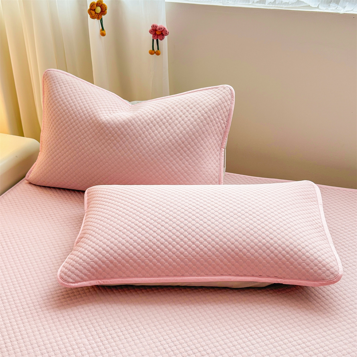 91家纺网 家纺一手货源 找家纺 雯豆家纺 2026新款夏季绣花三明治凉豆豆压花床笠三件套加厚床罩床垫保护套 背带熊床笠款-蜜桃粉