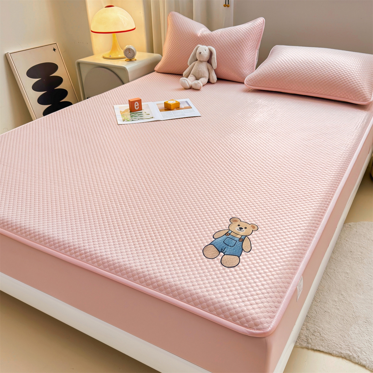 91家纺网 家纺一手货源 找家纺 雯豆家纺 2026新款夏季绣花三明治凉豆豆压花床笠三件套加厚床罩床垫保护套 背带熊床笠款-蜜桃粉