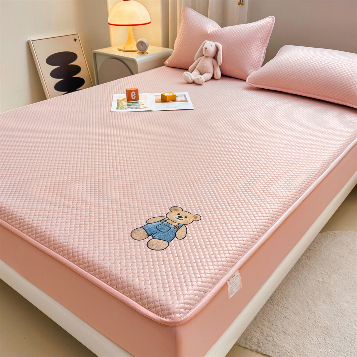 91家纺网 家纺一手货源 找家纺 雯豆家纺 2026新款夏季绣花三明治凉豆豆压花床笠三件套加厚床罩床垫保护套 背带熊床笠款-蜜桃粉