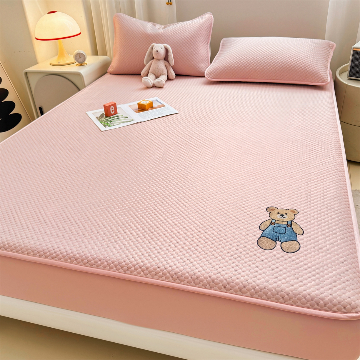 91家纺网 家纺一手货源 找家纺 雯豆家纺 2026新款夏季绣花三明治凉豆豆压花床笠三件套加厚床罩床垫保护套 背带熊床笠款-蜜桃粉