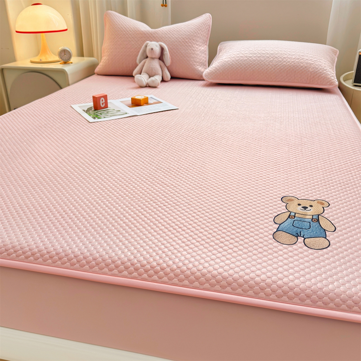 91家纺网 家纺一手货源 找家纺 雯豆家纺 2026新款夏季绣花三明治凉豆豆压花床笠三件套加厚床罩床垫保护套 背带熊床笠款-蜜桃粉