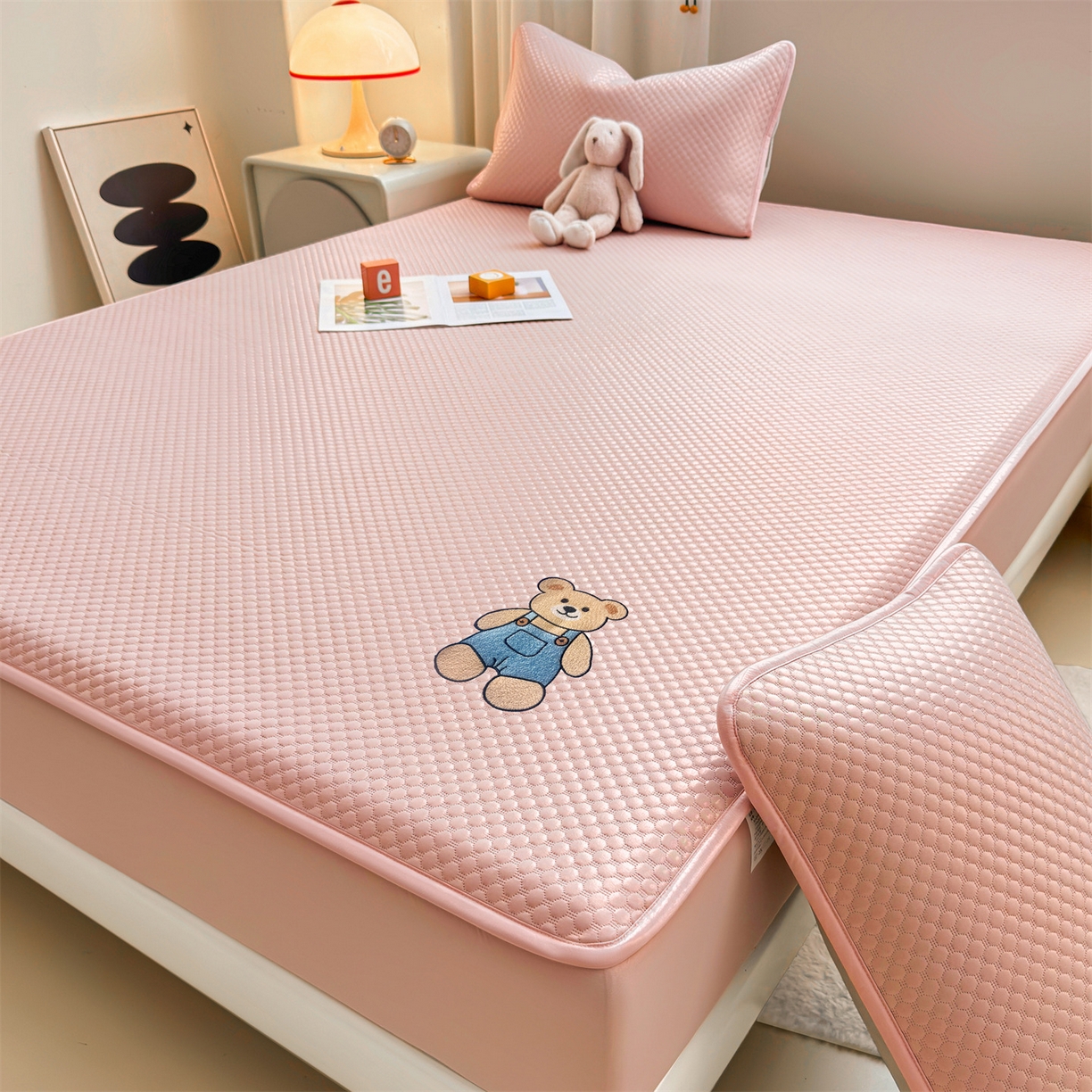 91家纺网 家纺一手货源 找家纺 雯豆家纺 2026新款夏季绣花三明治凉豆豆压花床笠三件套加厚床罩床垫保护套 背带熊床笠款-蜜桃粉