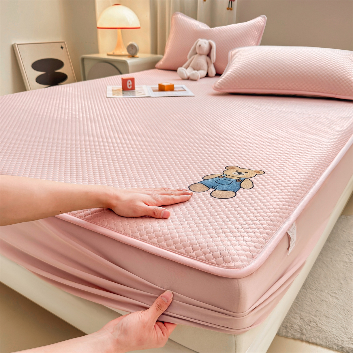 91家纺网 家纺一手货源 找家纺 雯豆家纺 2026新款夏季绣花三明治凉豆豆压花床笠三件套加厚床罩床垫保护套 背带熊床笠款-蜜桃粉