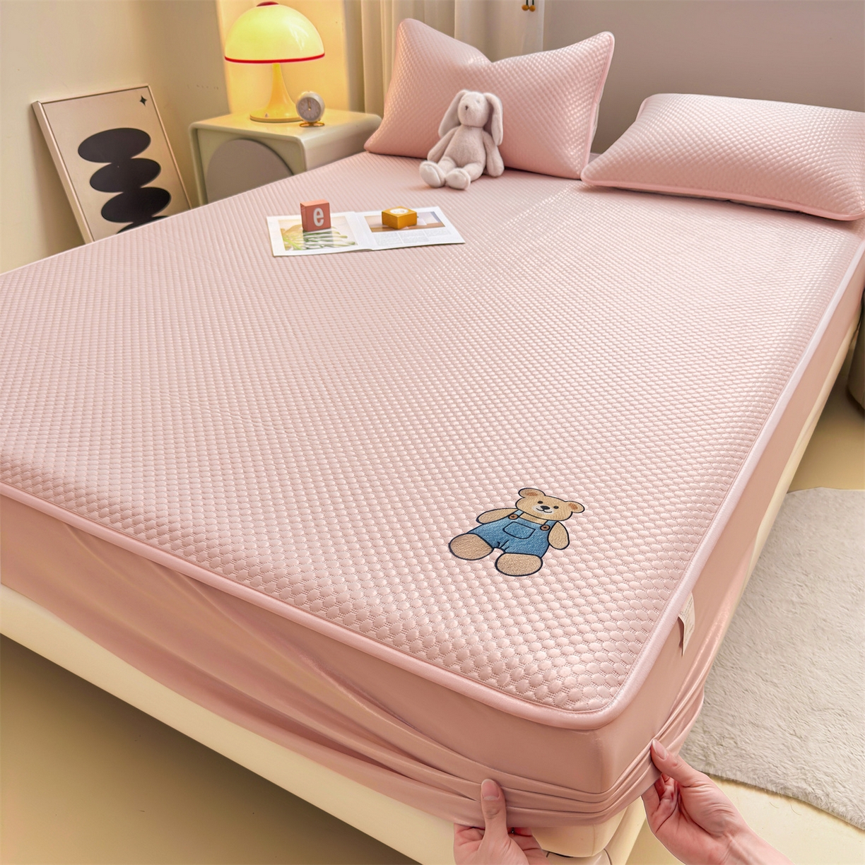 91家纺网 家纺一手货源 找家纺 雯豆家纺 2026新款夏季绣花三明治凉豆豆压花床笠三件套加厚床罩床垫保护套 背带熊床笠款-蜜桃粉